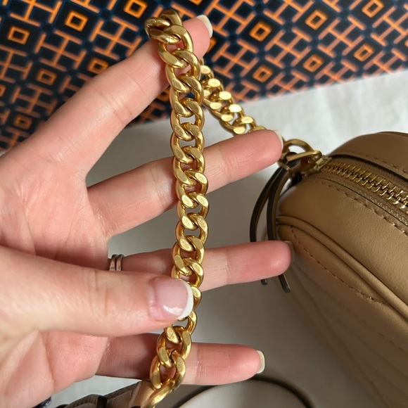 Tory Burch Kira Chevron Quilted Camera Crossbody Bag Desert Dune Gold Tan - Picture 7 of 15